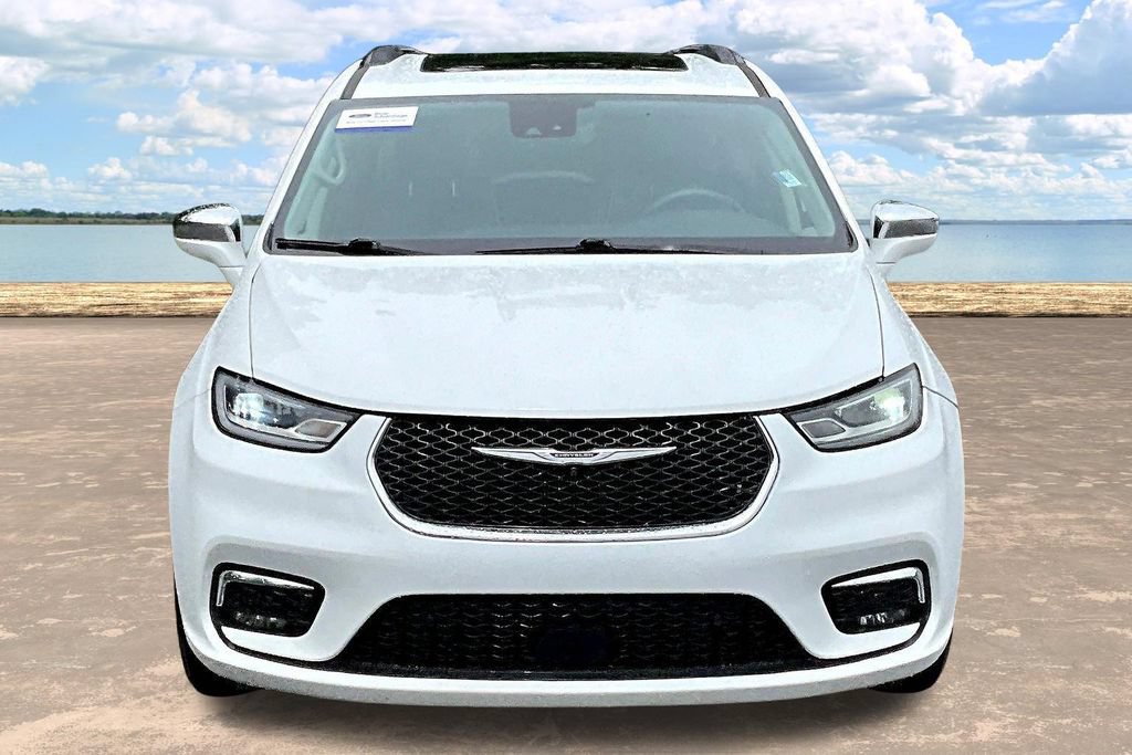 Used 2022 Chrysler Pacifica Limited AWD/4WD image 2