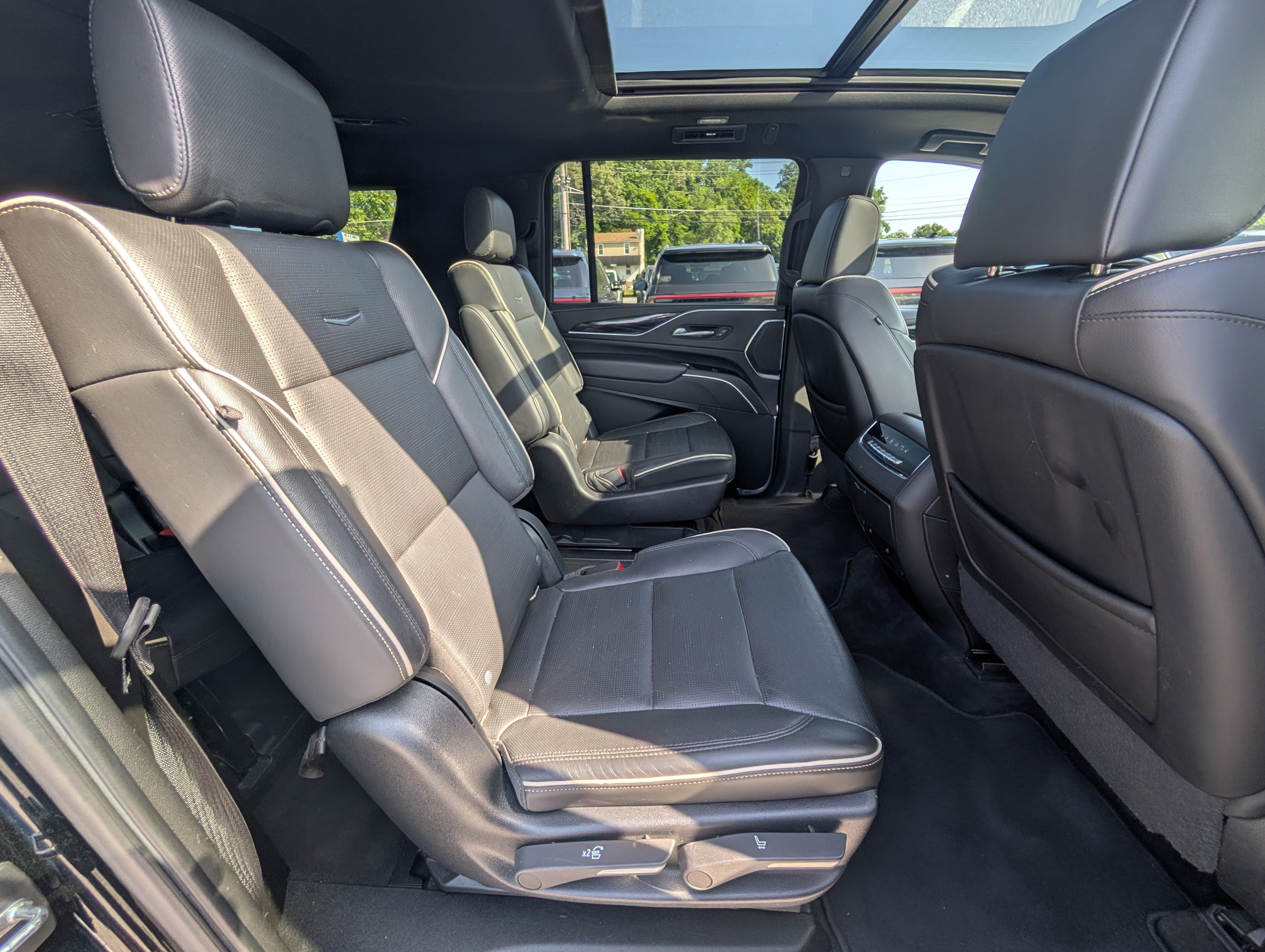 Used 2022 Cadillac Escalade ESV Sport AWD/4WD image 13