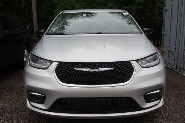 Used 2024 Chrysler Pacifica Touring-L FWD image 3