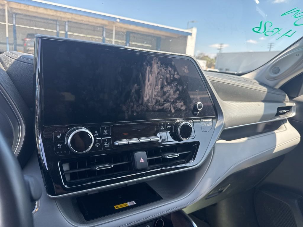 Used 2023 Toyota Highlander Platinum image 11