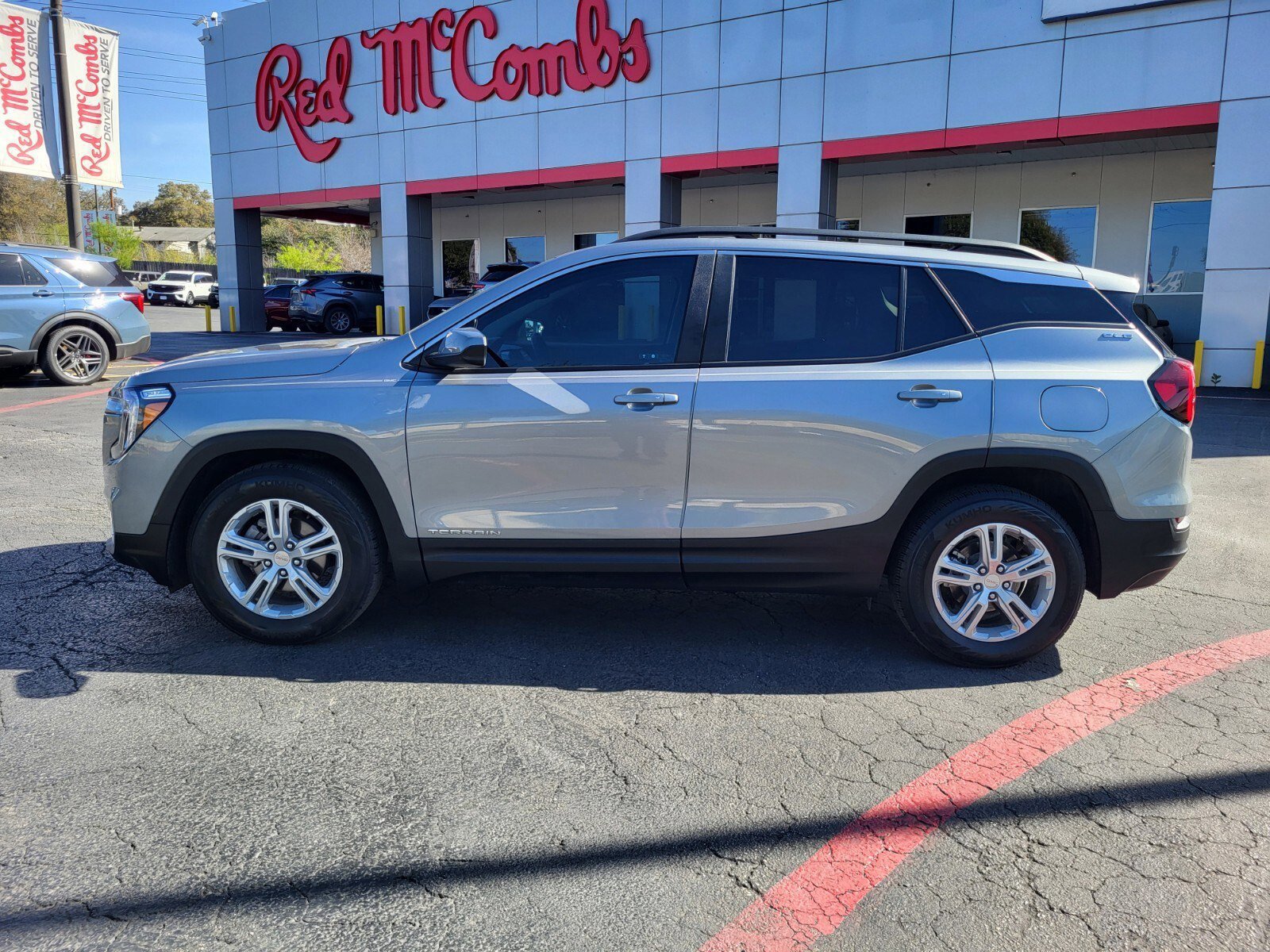 Used 2023 GMC Terrain SLE w/ Driver Convenience Package image 6