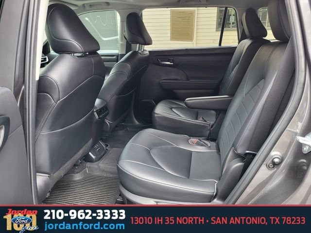 Used 2023 Toyota Highlander XLE FWD image 16