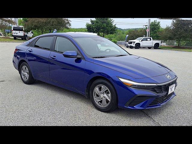Used 2024 Hyundai Elantra SE FWD image 2