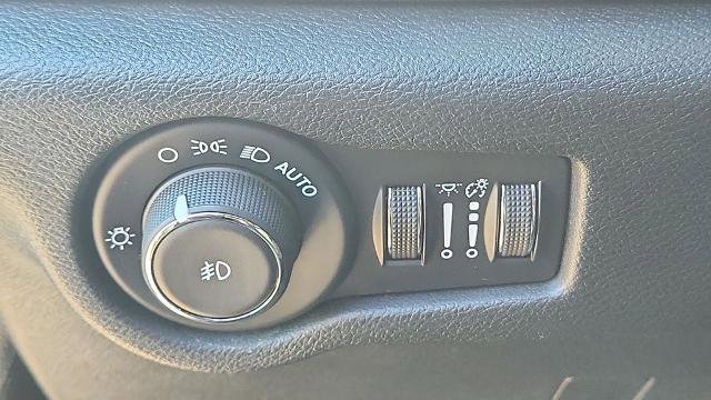 Used 2025 Chrysler Pacifica Select image 10