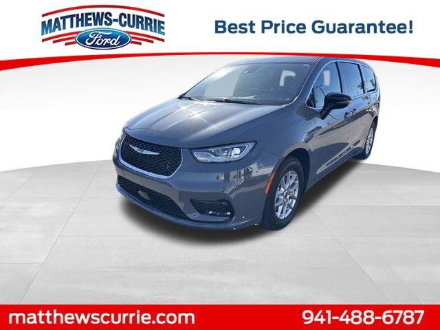 Used 2025 Chrysler Pacifica Select