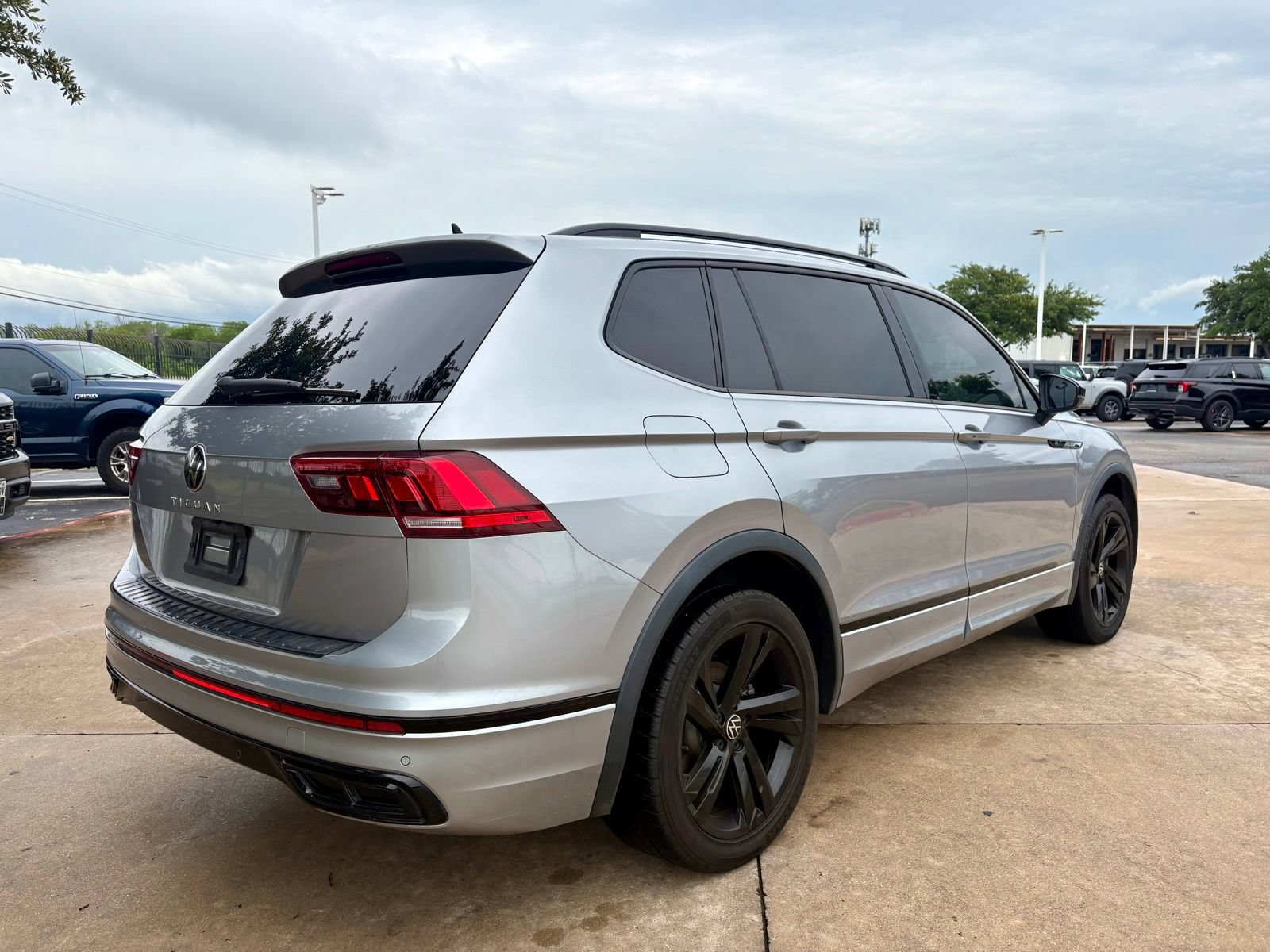 Used 2023 Volkswagen Tiguan SE R-Line FWD image 3