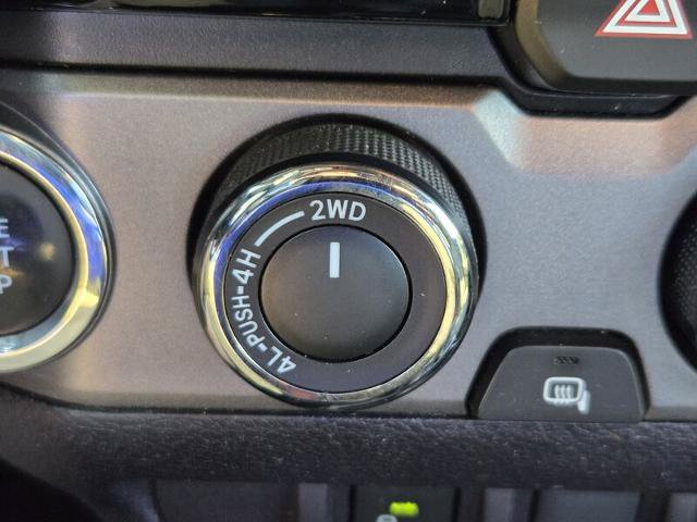 Used 2017 Toyota Tacoma TRD Sport AWD/4WD image 27