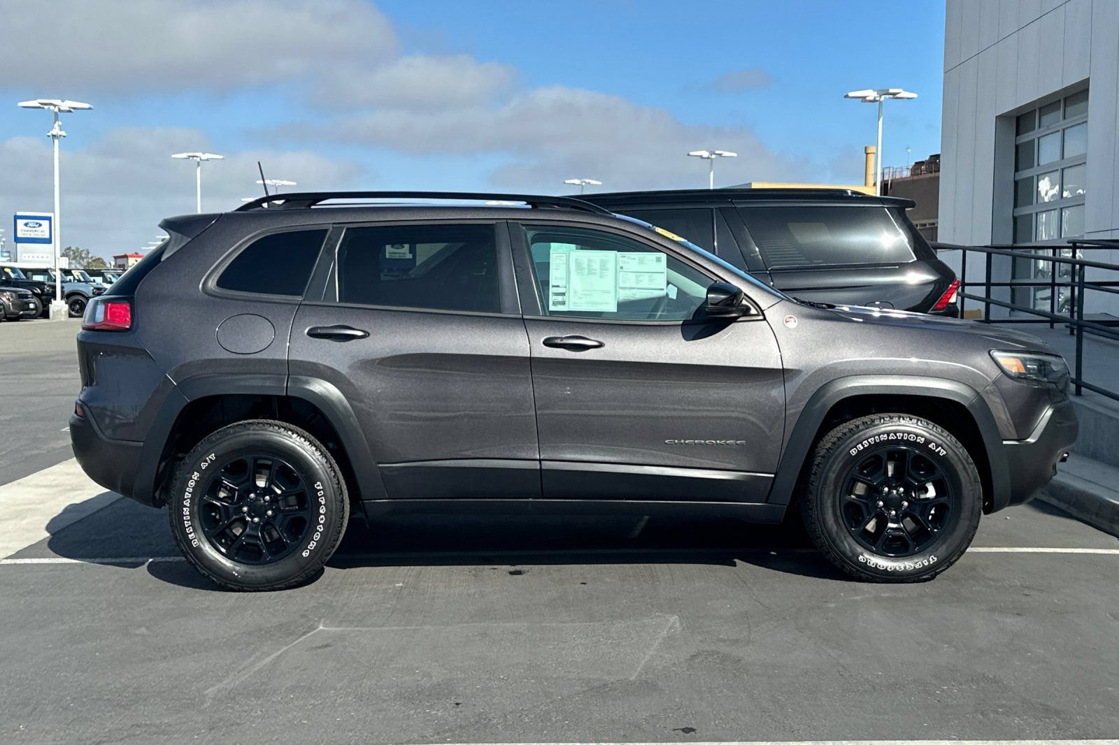 Used 2022 Jeep Cherokee Trailhawk w/ Trailer Tow Group AWD/4WD image 2