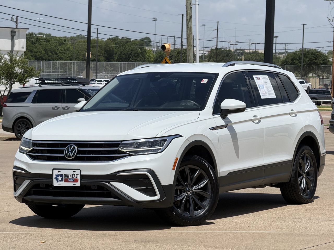Used 2022 Volkswagen Tiguan SE AWD/4WD image 2