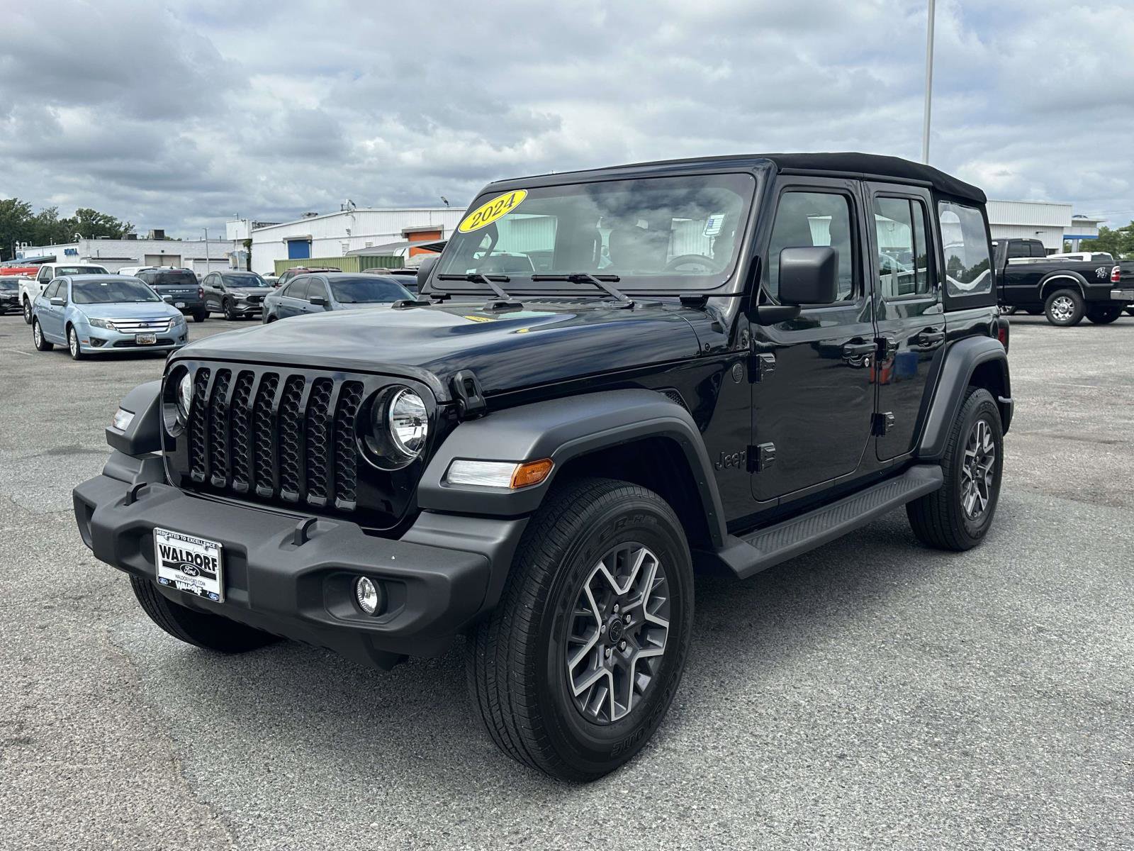 Used 2024 Jeep Wrangler Unlimited Sport AWD/4WD image 3