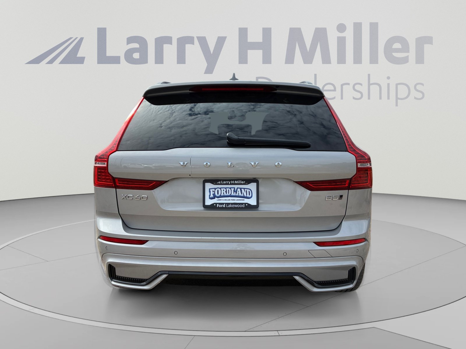 Used 2022 Volvo XC60 B5 R-Design w/ Advanced Package AWD/4WD image 4
