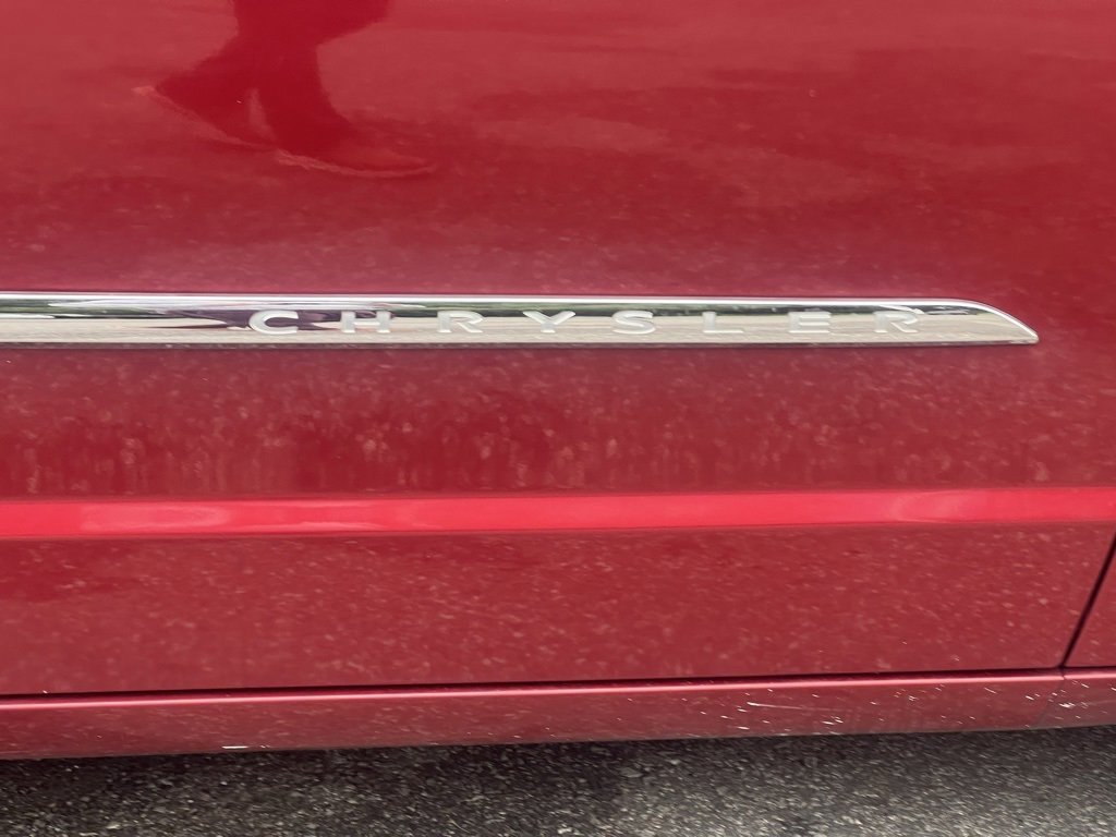 Used 2016 Chrysler Town & Country Touring image 15