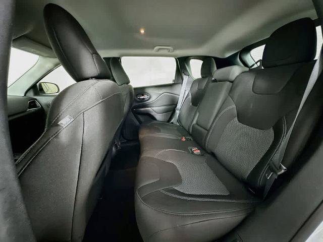 Used 2020 Jeep Cherokee Latitude FWD image 13