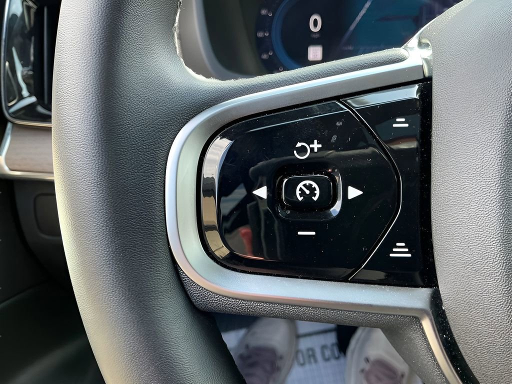 Used 2025 Volvo XC90 B6 Plus image 34