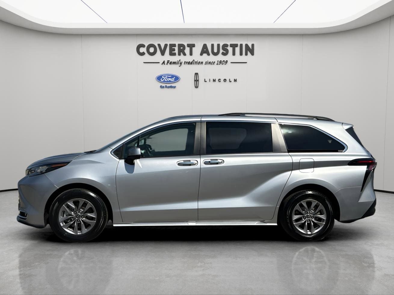 Used 2023 Toyota Sienna XLE image 2