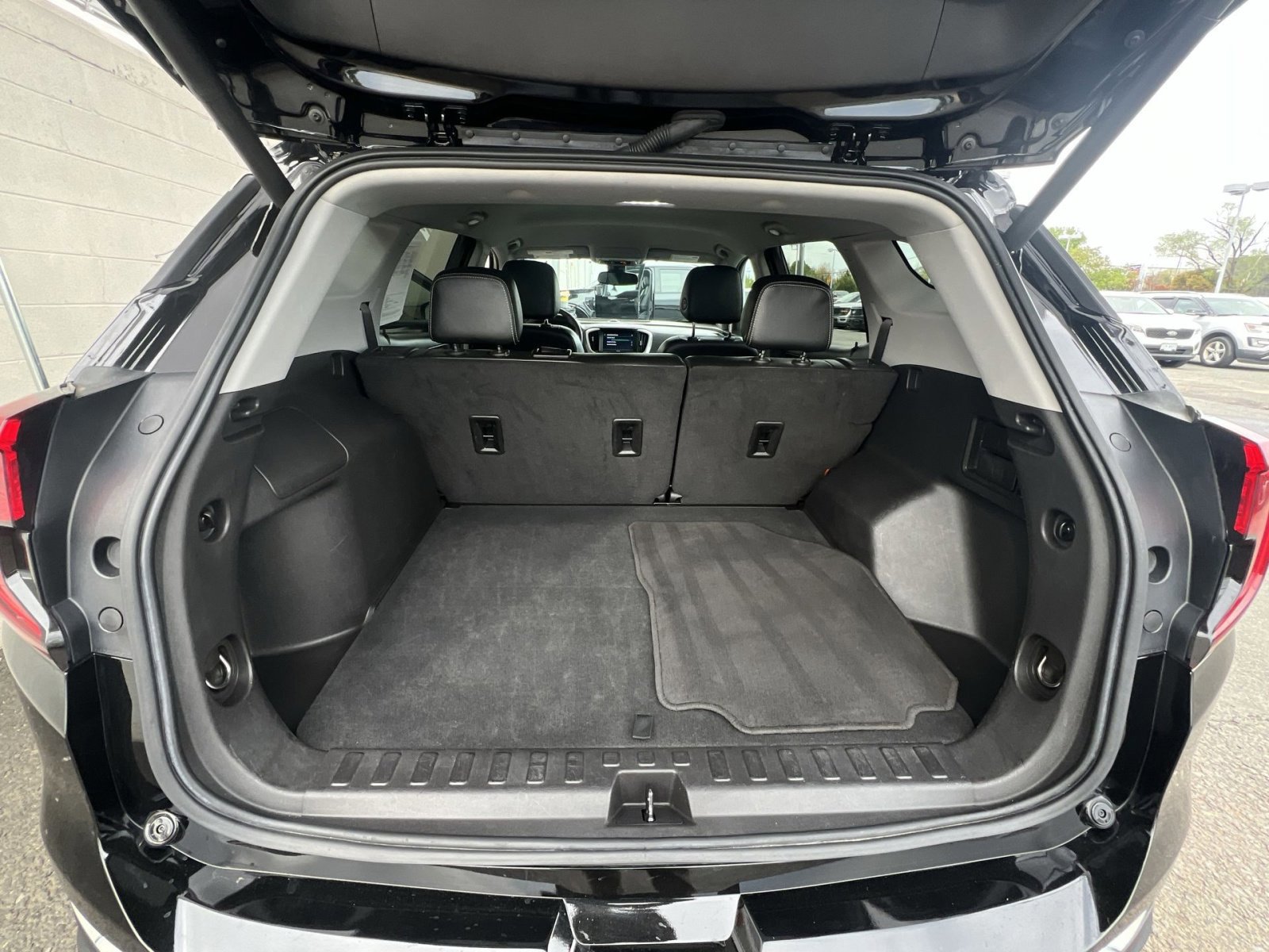 Used 2024 GMC Terrain SLT AWD/4WD image 32