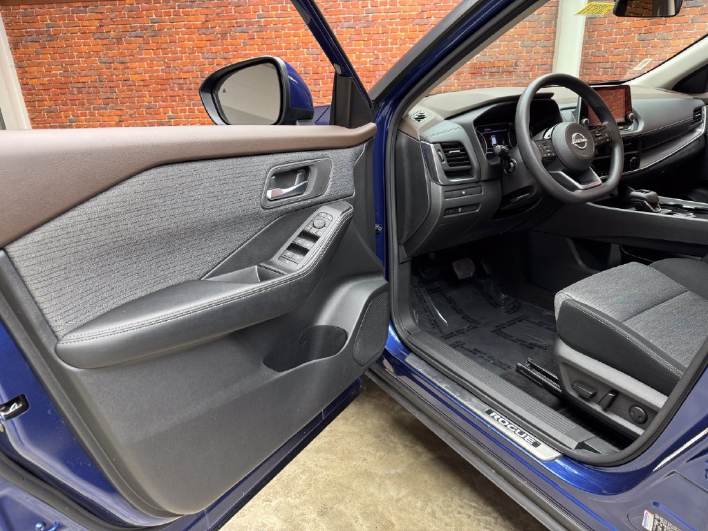 Used 2023 Nissan Rogue SV AWD/4WD image 9