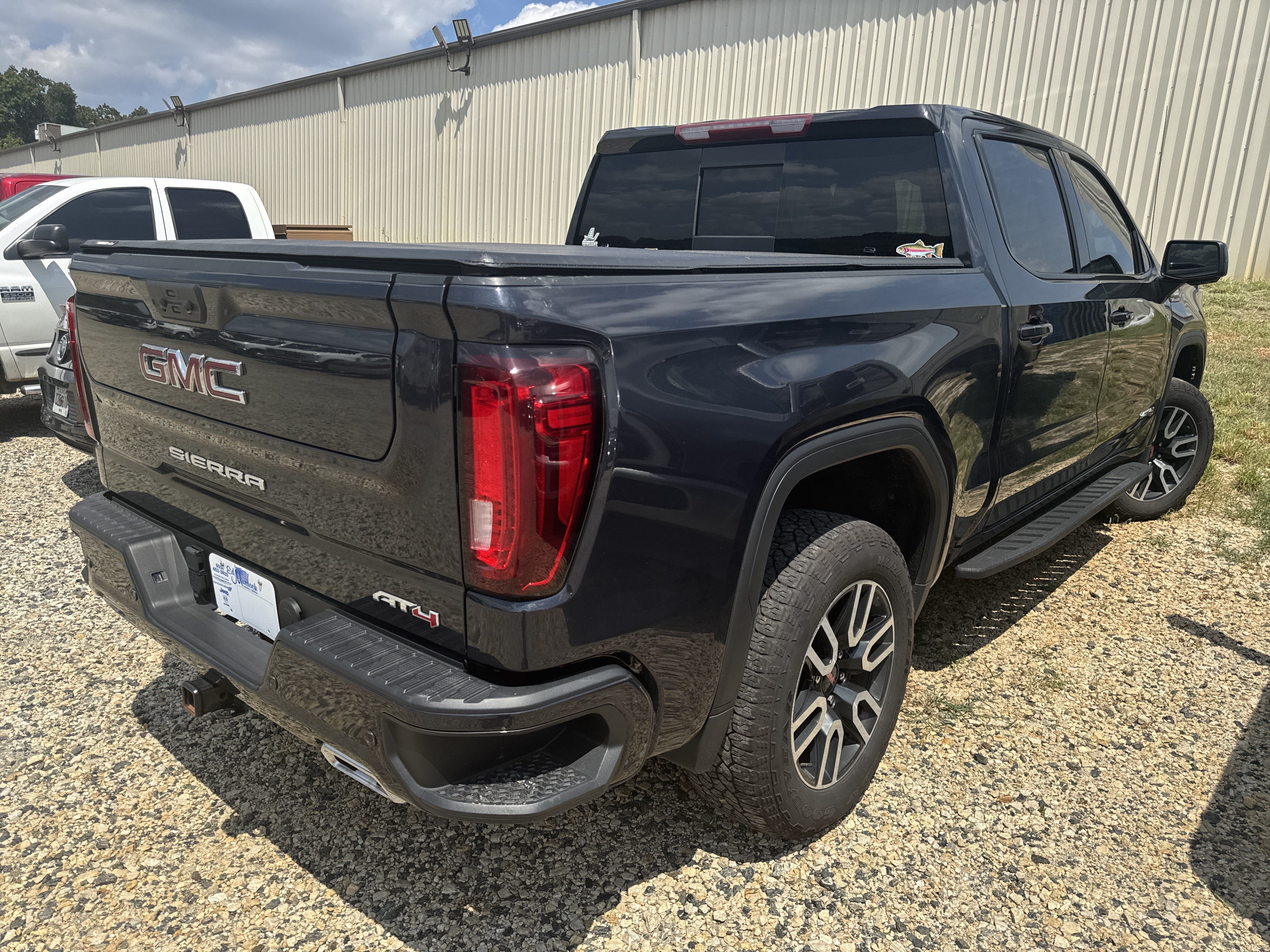 Used 2023 GMC Sierra 1500 AT4 w/ AT4 Premium Package AWD/4WD image 4