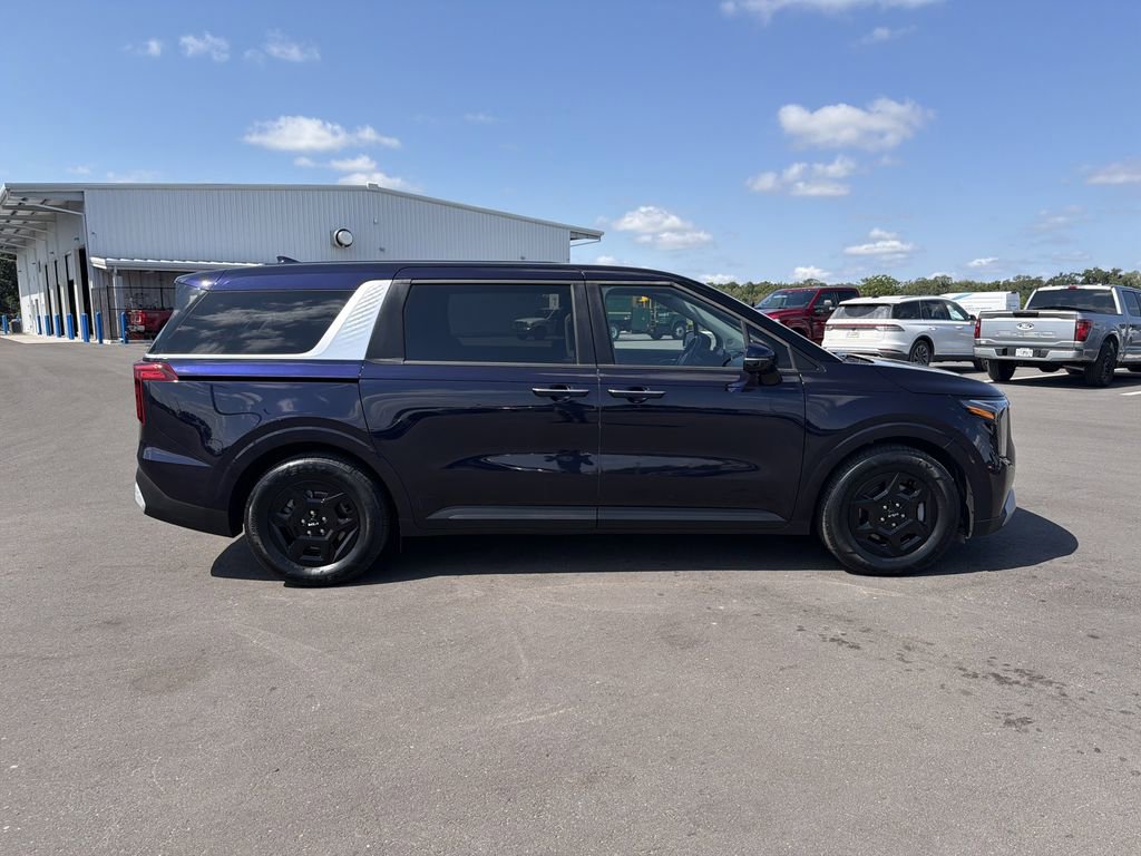 Used 2025 Kia Carnival FWD image 3
