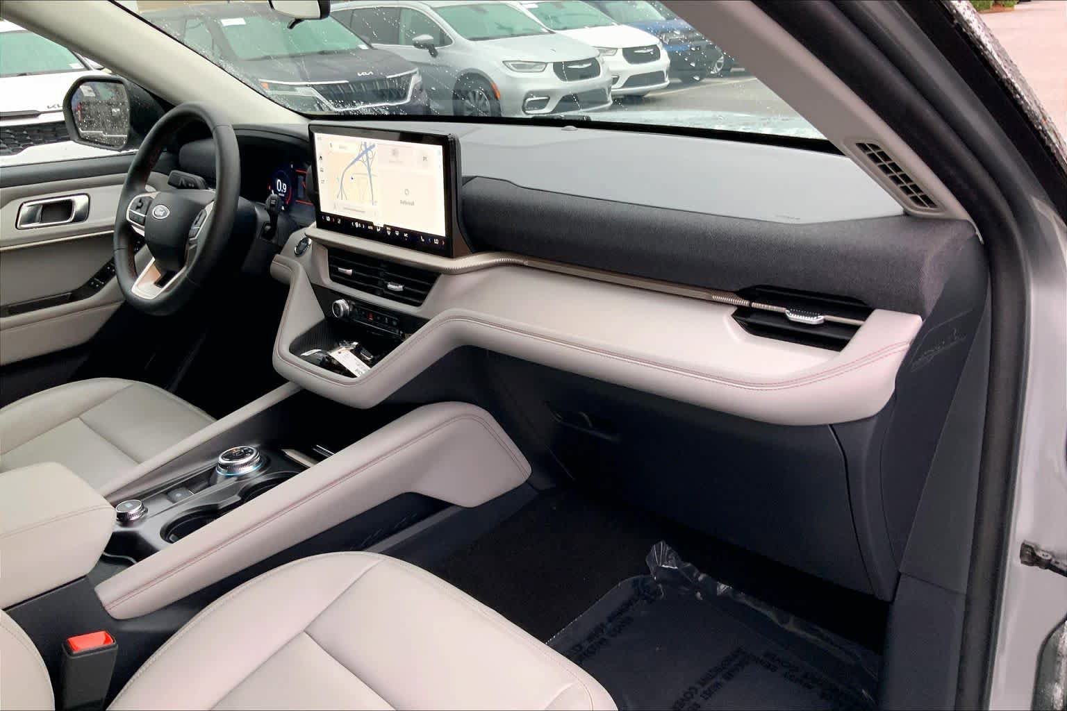 Certified 2025 Ford Explorer Active w/ Active Comfort Package RWD image 18