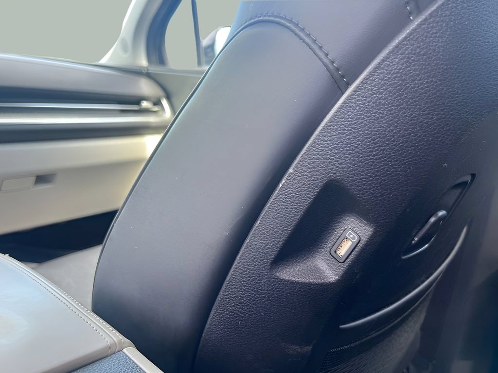 Used 2024 Kia Carnival LX FWD image 27