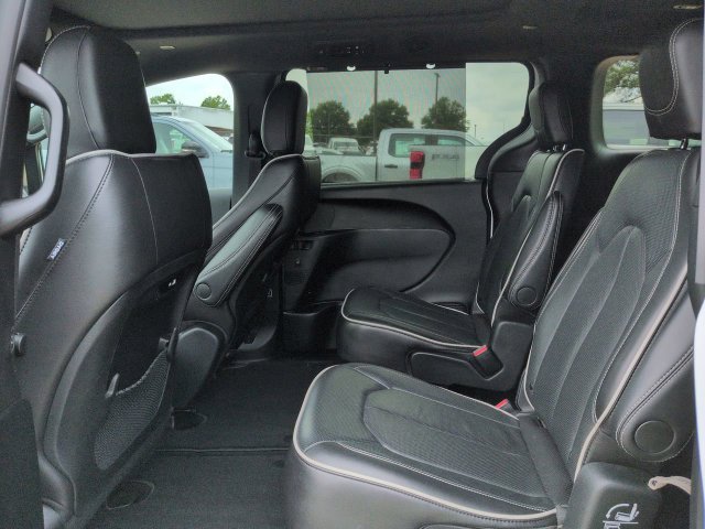 Used 2026 Chrysler Pacifica Limited FWD image 17