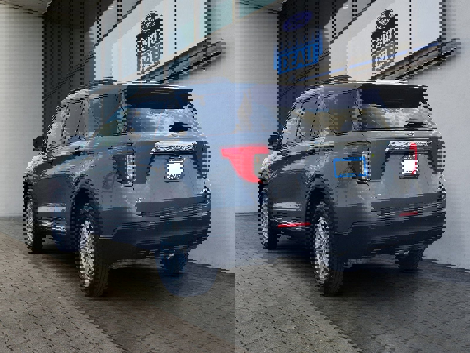 Certified 2022 Ford Explorer XLT image 3