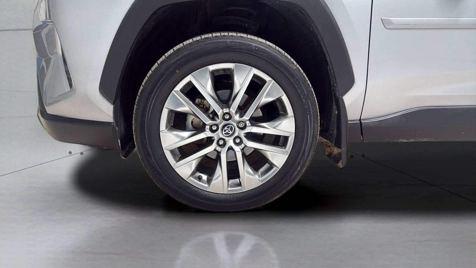 Used 2020 Toyota RAV4 XLE Premium AWD/4WD image 32