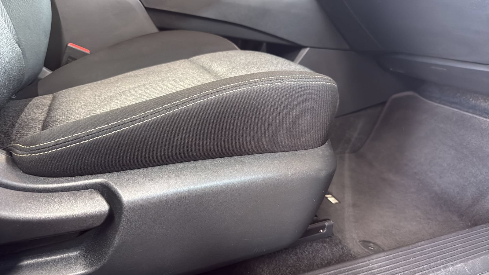 Used 2025 Nissan Rogue SV FWD image 24