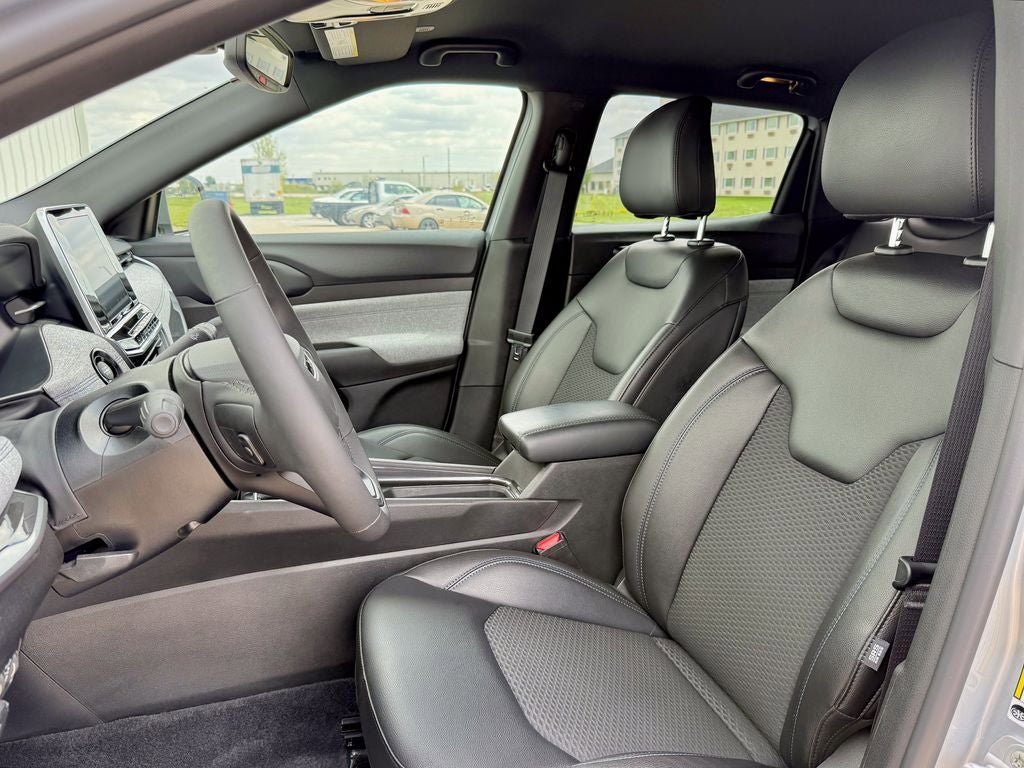 Used 2025 Jeep Compass Latitude AWD/4WD image 11