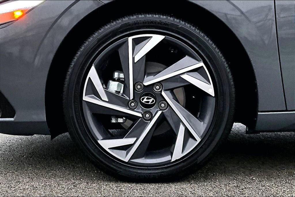 Used 2025 Hyundai Elantra SEL image 9