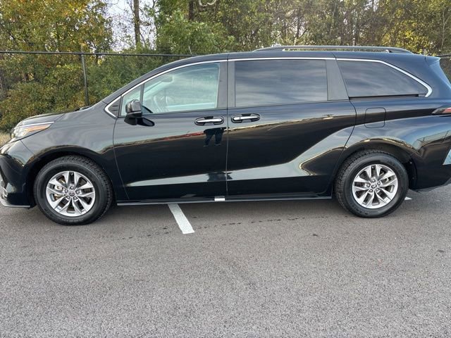 Used 2023 Toyota Sienna XLE image 2