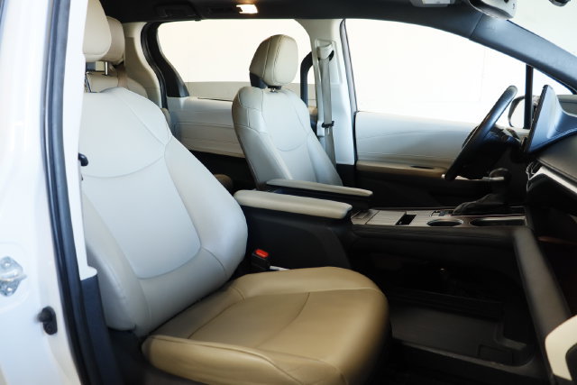 Used 2021 Toyota Sienna XLE FWD image 25