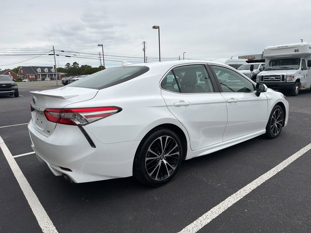 Used 2019 Toyota Camry SE FWD image 4