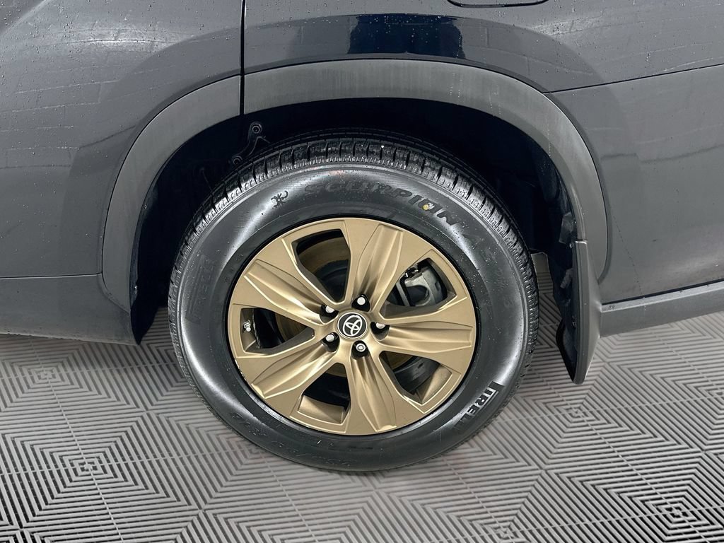 Used 2022 Toyota Highlander Bronze Edition AWD/4WD image 32