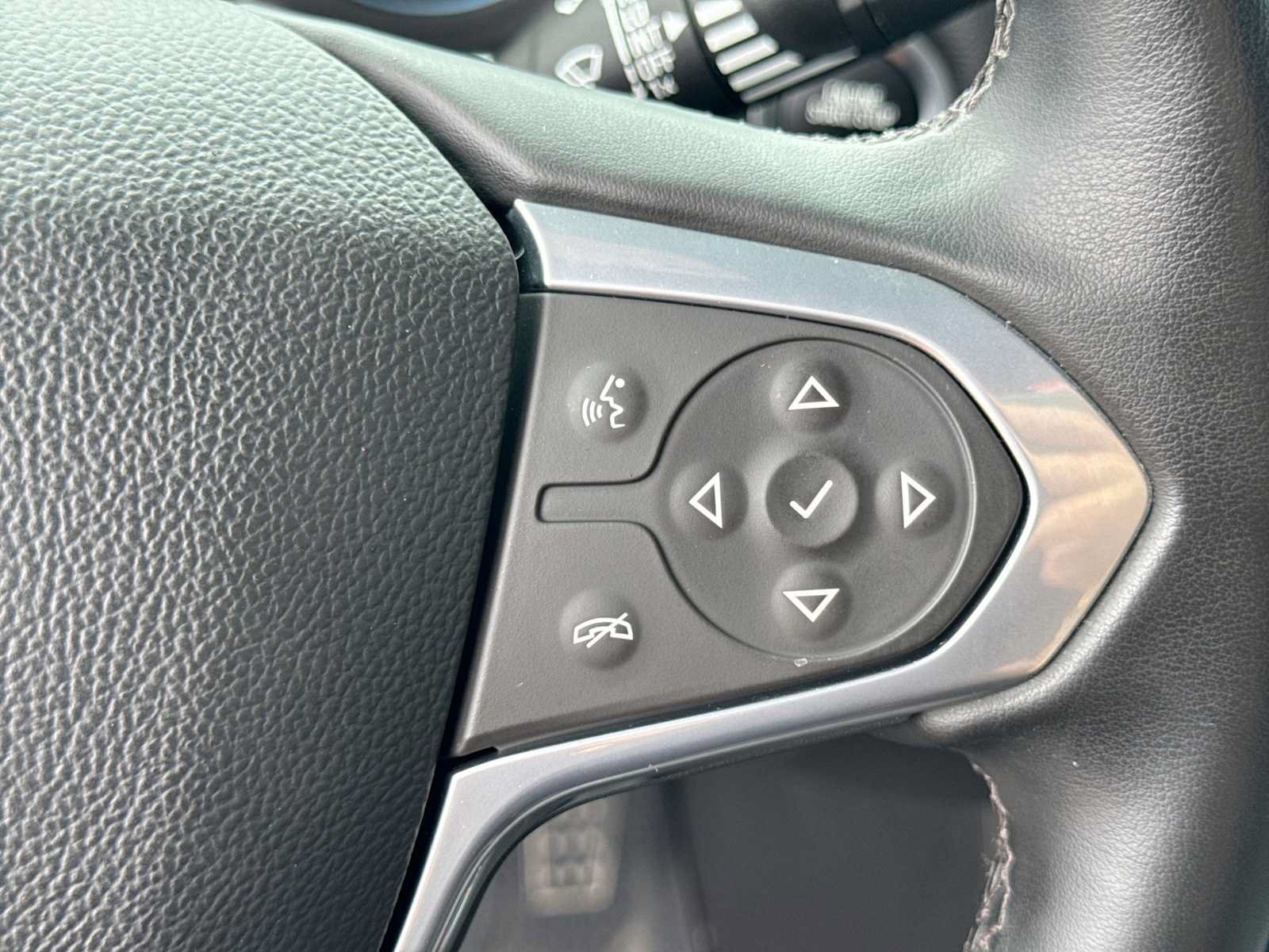 Used 2023 Chevrolet Traverse LT FWD image 25