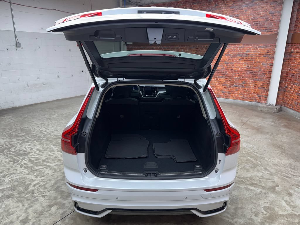 Used 2025 Volvo XC60 B5 Plus AWD/4WD image 28