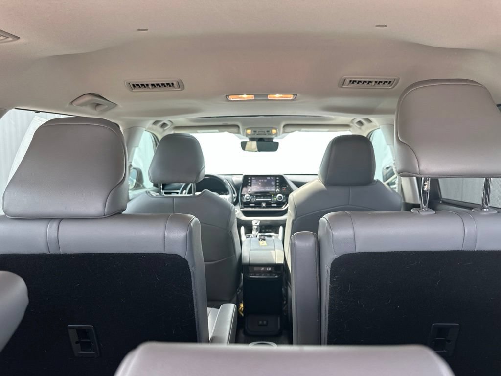 Used 2021 Toyota Highlander XLE AWD/4WD image 25