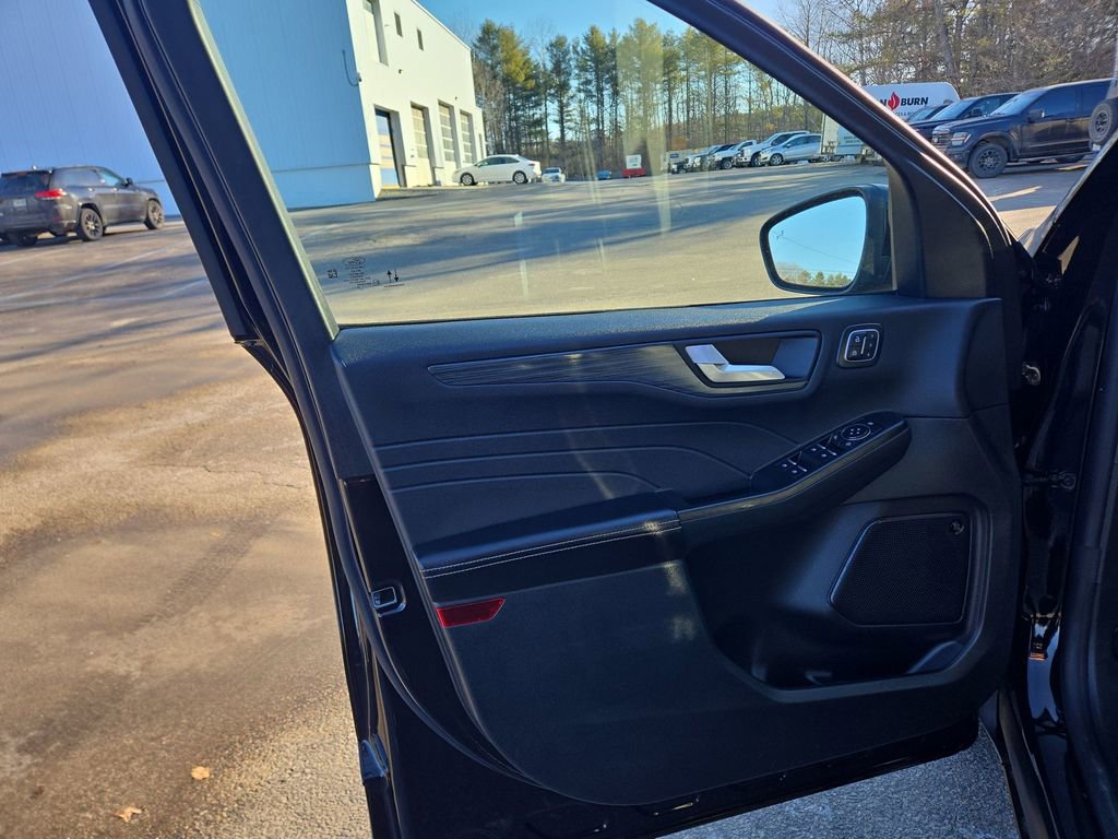 Certified 2025 Ford Escape SE w/ PHEV Premium Package FWD image 5