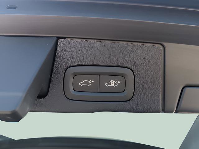 Used 2023 Volvo XC60 B5 Plus image 23