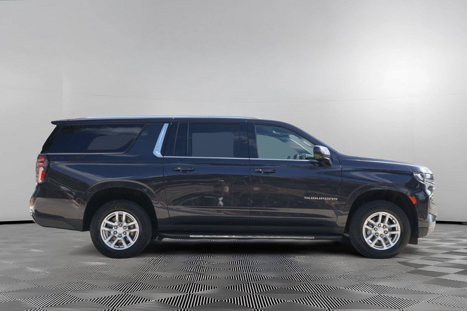 Used 2024 Chevrolet Suburban LT RWD image 4