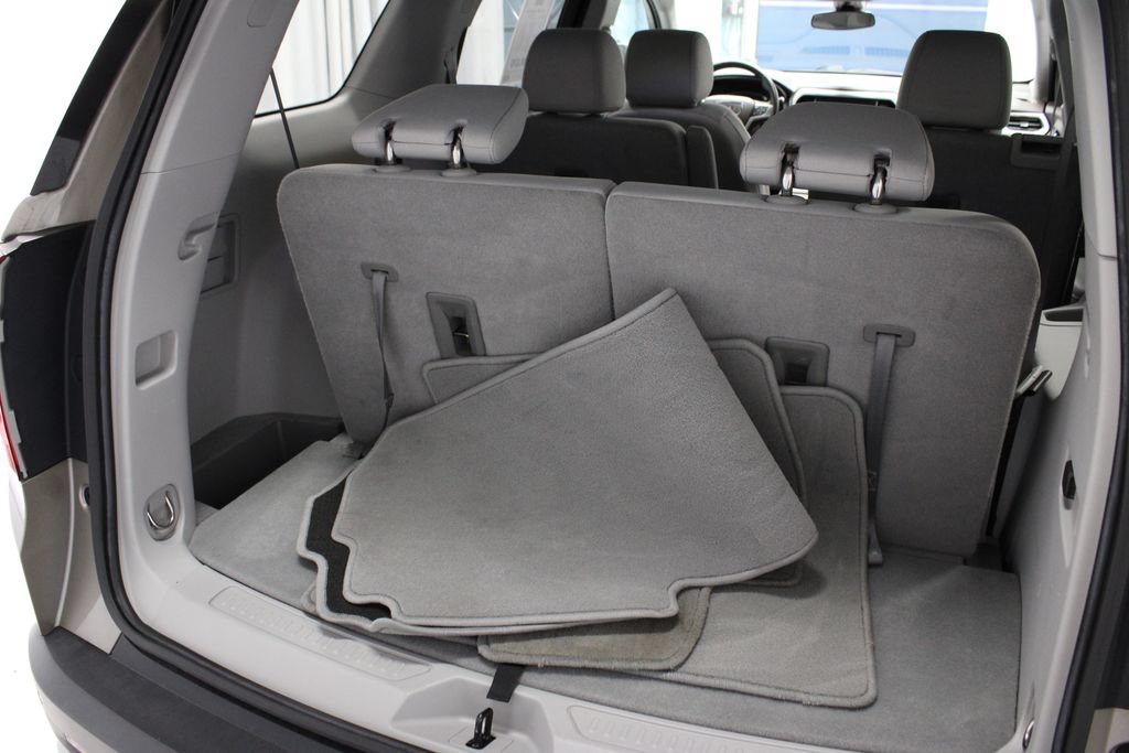 Used 2023 GMC Acadia SLE w/ Driver Convenience Package FWD image 16