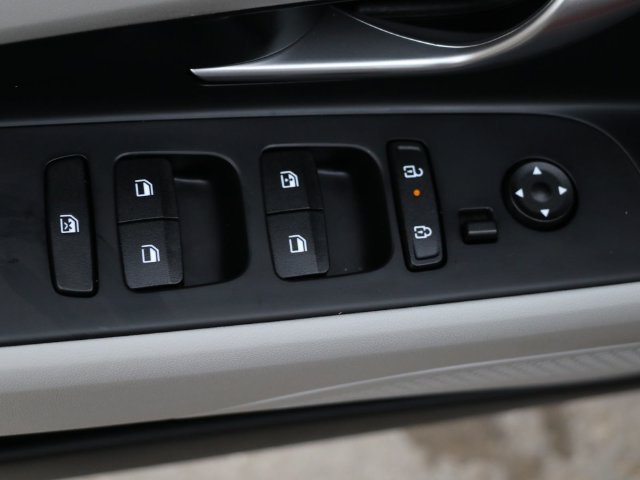 Used 2024 Hyundai Elantra Limited FWD image 19