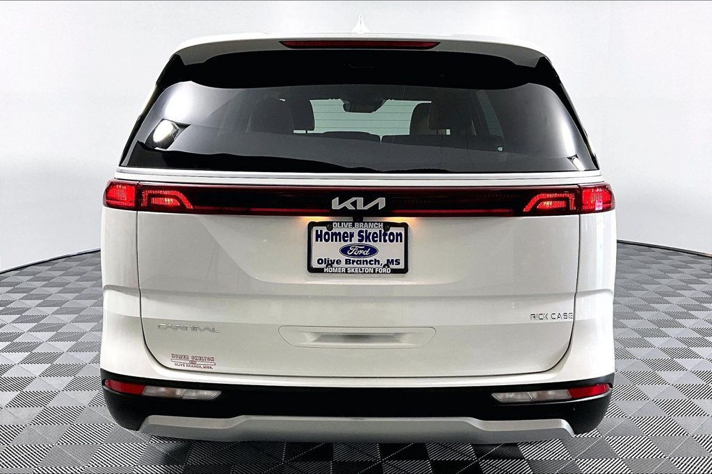 Used 2023 Kia Carnival LX FWD image 4