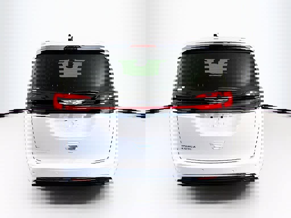 Used 2024 Chrysler Pacifica Touring-L image 4