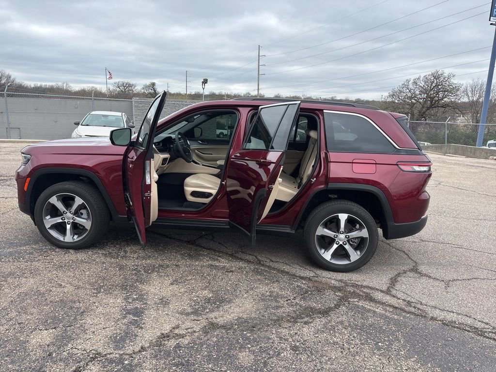 Used 2024 Jeep Grand Cherokee Limited image 7