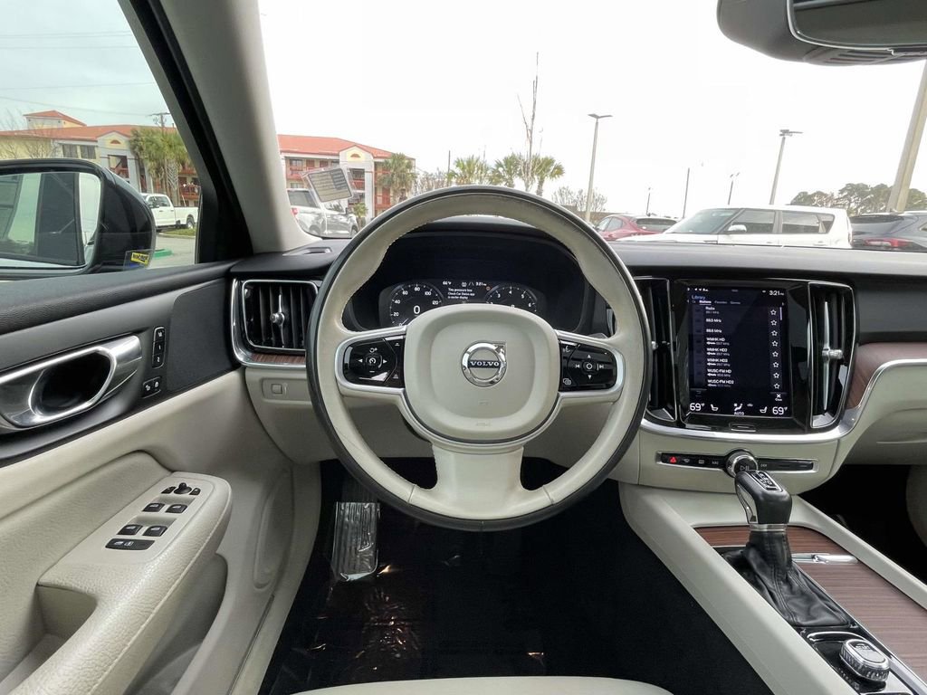 Used 2021 Volvo S60 T5 Momentum w/ Advanced Package image 12