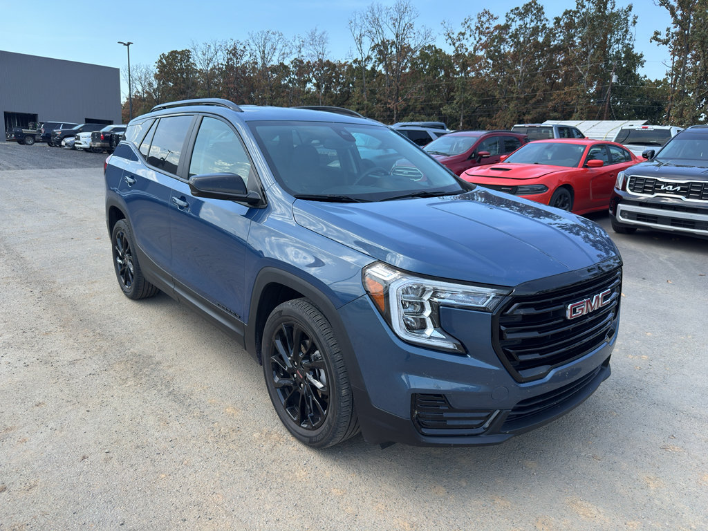 Used 2024 GMC Terrain SLE w/ Driver Convenience Package FWD image 3