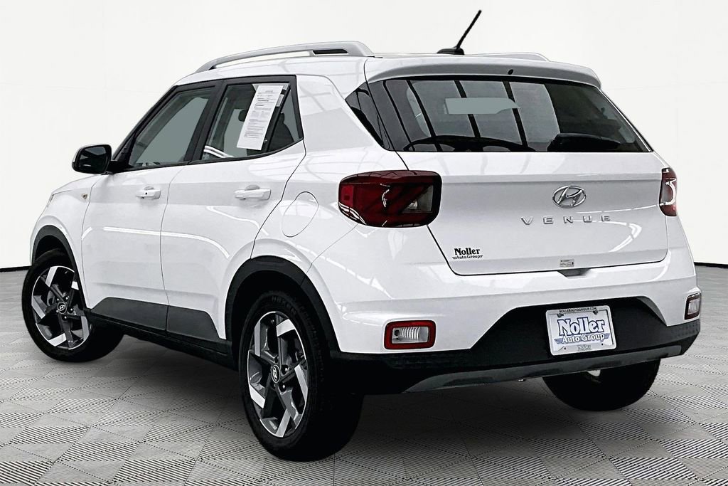 Used 2024 Hyundai Venue Limited FWD image 13
