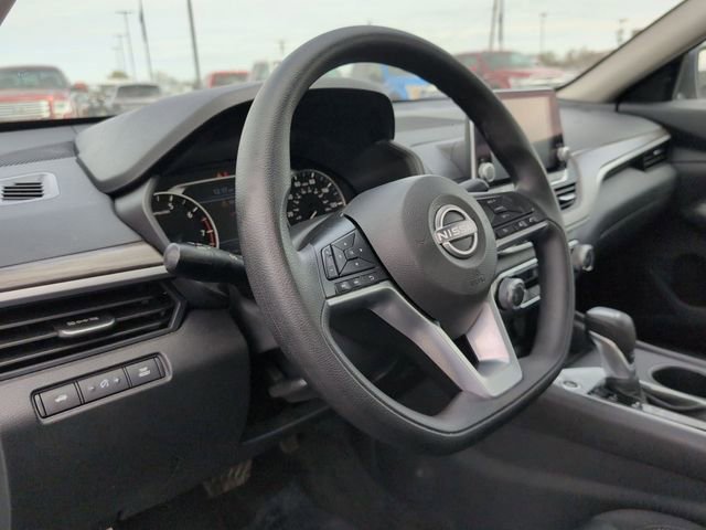 Used 2025 Nissan Altima 2.5 SV FWD image 12